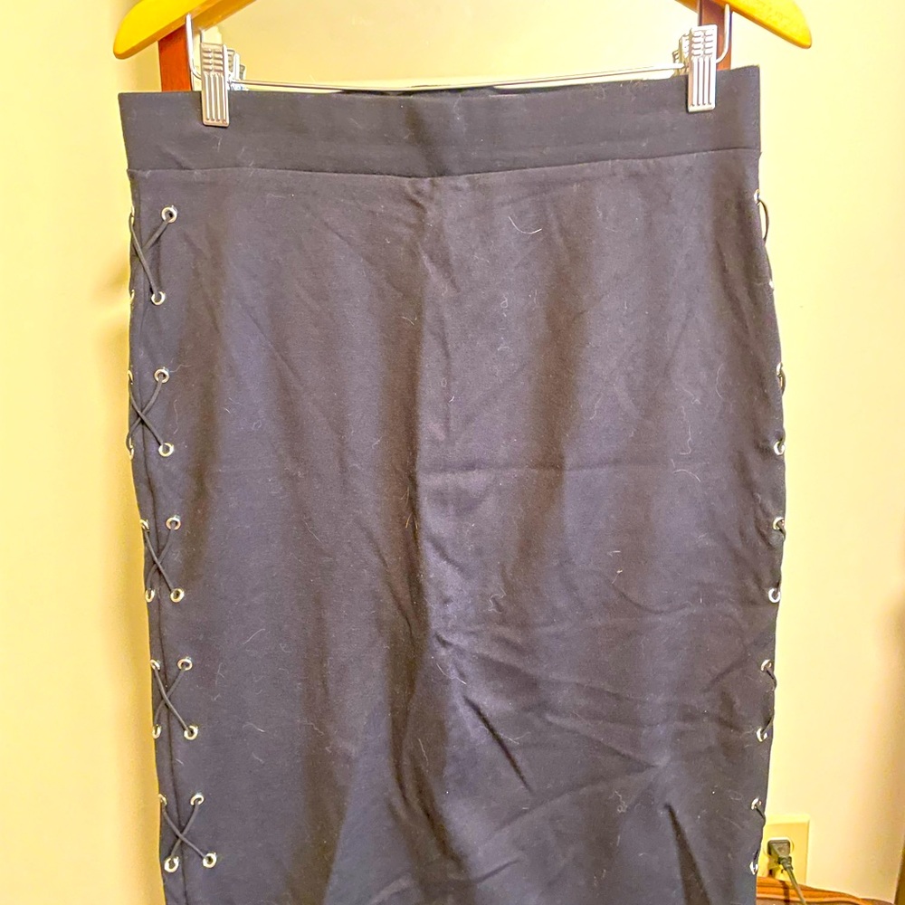 Black vintage pencil skirt.